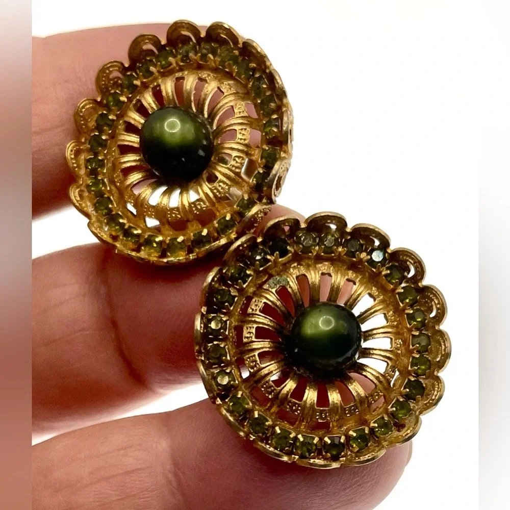 Vintage Signed Hickok Gold Tone Round Open Work Cufflinks Green Faceted Crystals